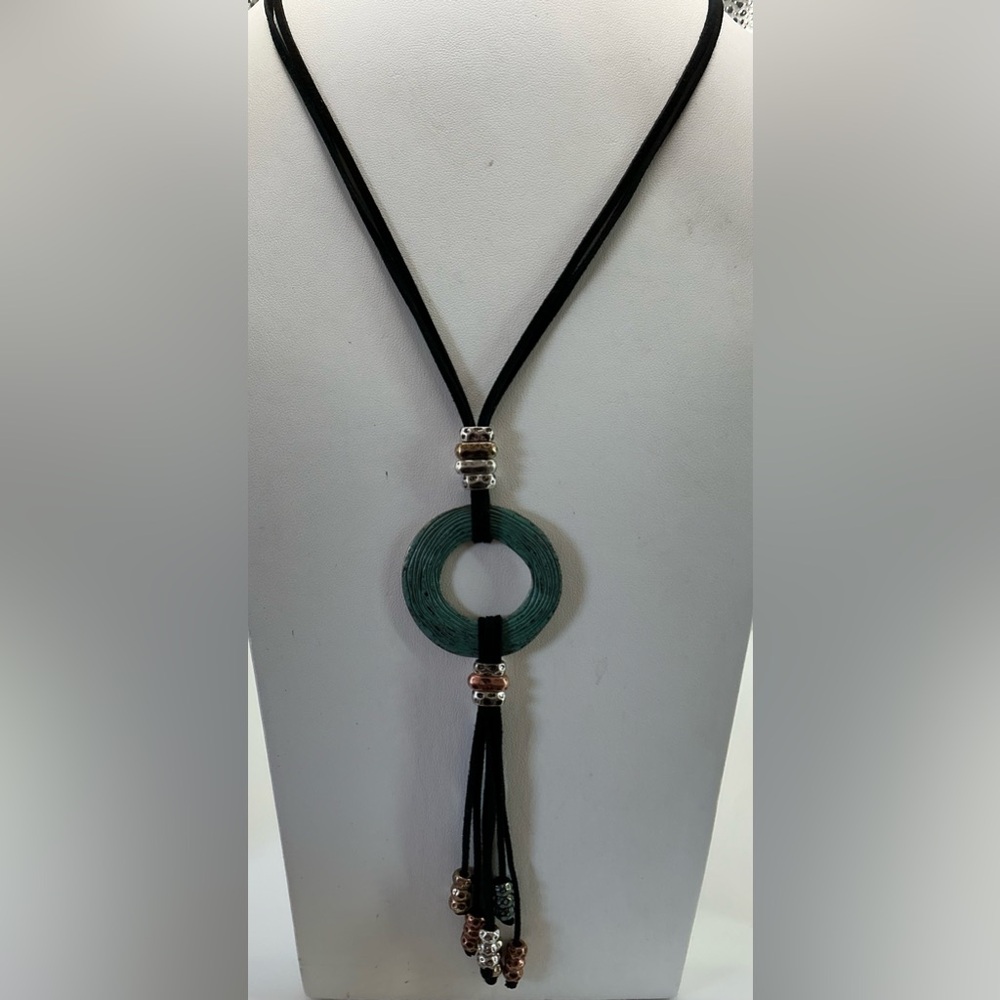 ERICA LYONS FAUX SUEDE GREEN ENAMEL MULTI TONE BEAD BOHO LARIAT NECKLACE